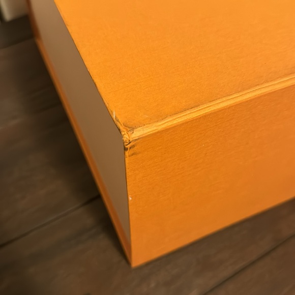 💯 authentic Louis Vuitton box 16”x13”7 and Red ribbon - Picture 6 of 7